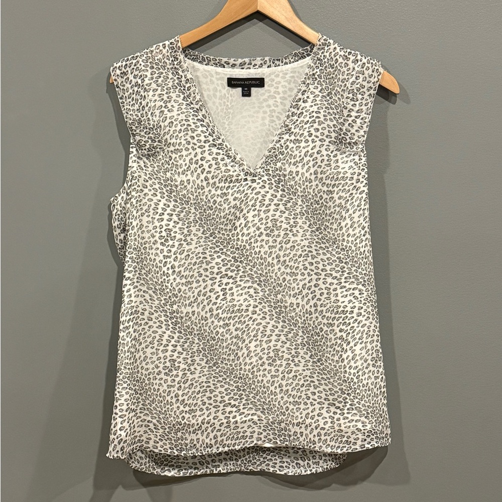 *GENTLY WORN* Women's Size M Banana Republic V-Neck Cheetah Print Blouse